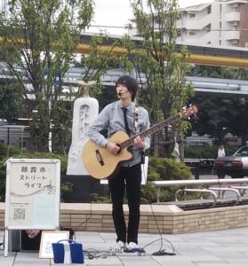 靴見る青年