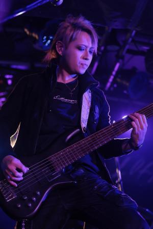 shogo6弦ベーシスト
