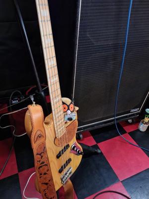 ベースのコシオ