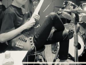 ベース弾きます♪